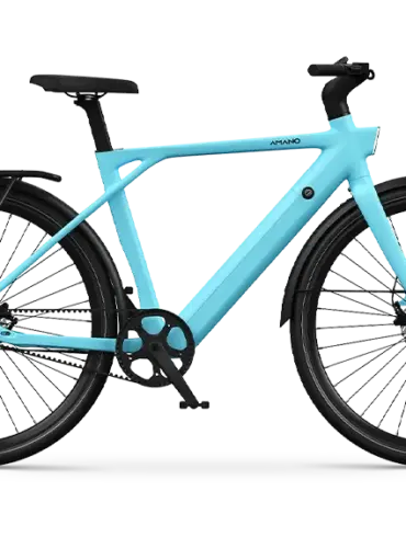 Ansicht des AMANO S900 City-E-Bikes in Hellblau mit schwarzem Gepäckträger und Schutzblechen, auf schwarzem Hintergrund.