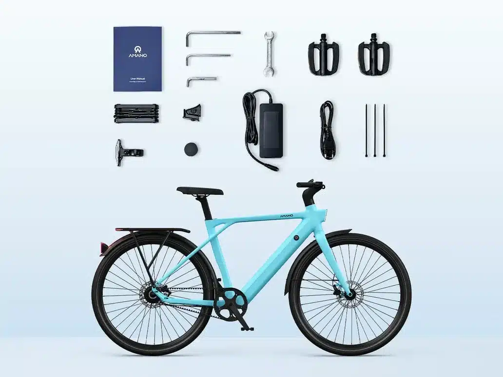 Hellblaues AMANO S900 E-Bike mit vollständigem Zubehör wie Pedalen, Werkzeugen und Ladekabel auf hellem Hintergrund.