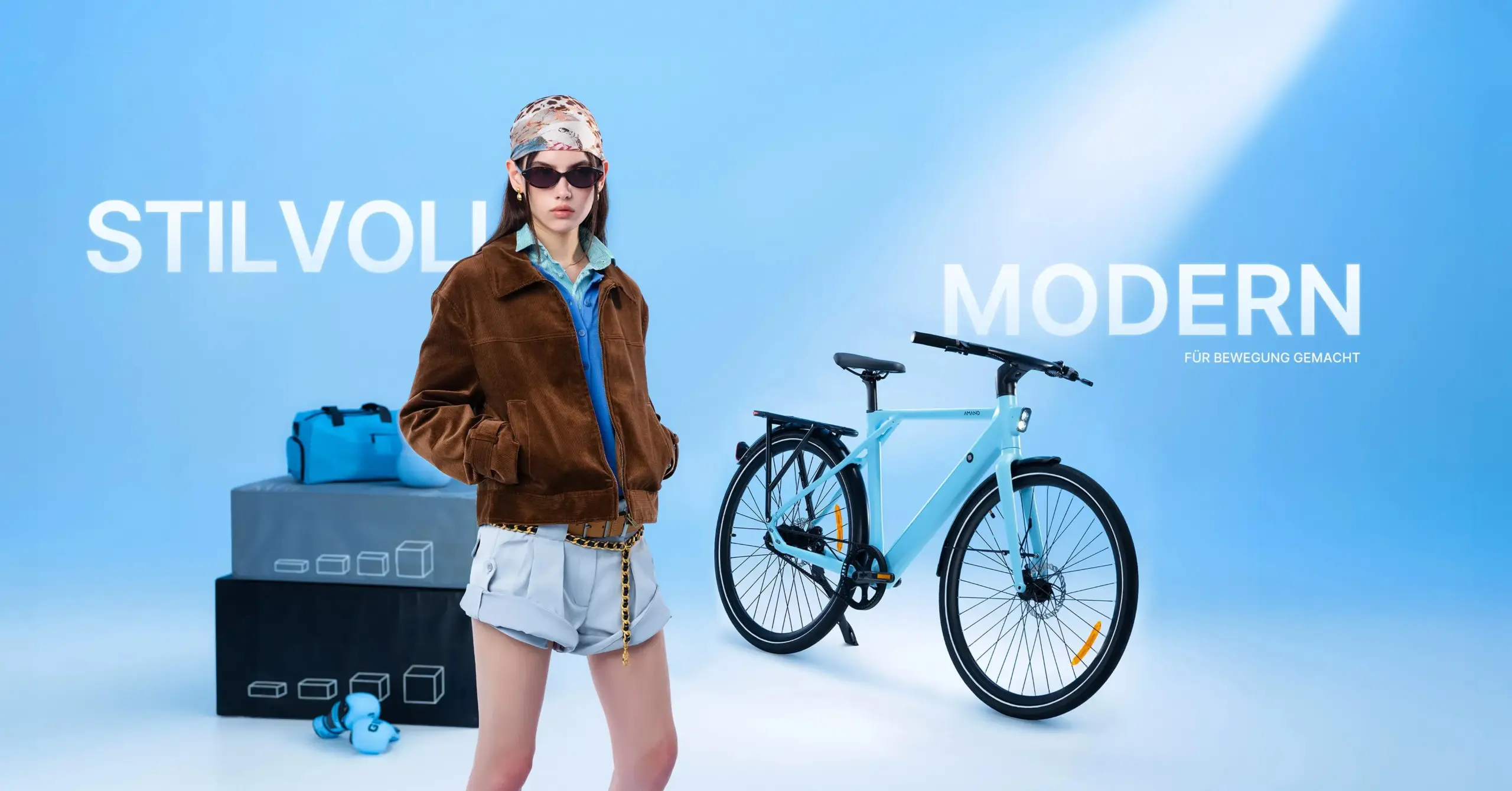 Das AMANO S900 City-E-Bike in hellem Blau mit einer Frau und dem Schriftzug
