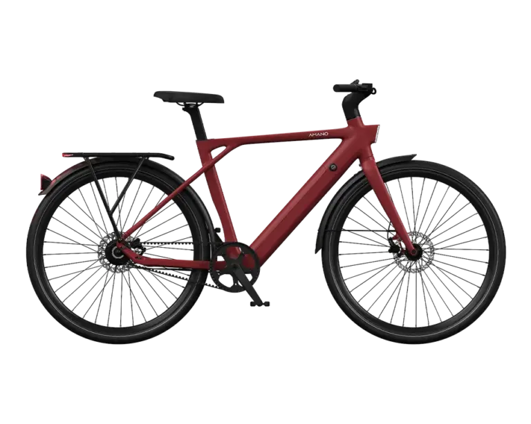 Weinrotes AMANO S900 City-E-Bike mit schwarzem Gepäckträger und Felgen, auf schwarzem Hintergrund.