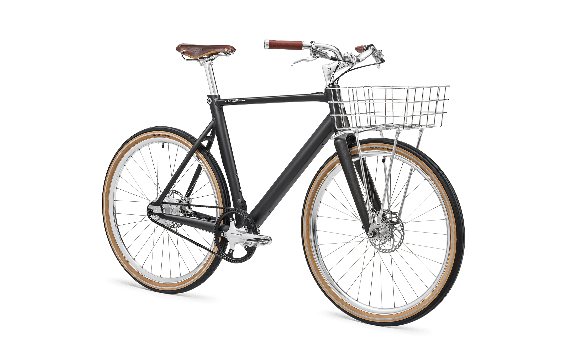 Schwarz lackiertes Schindelhauer Arthur Cruiser E-Bike mit braunem Ledersattel und Lenkergriffen, silbernem Gepäckträgerkorb vorne und braunen Reifen mit silbernen Felgen.