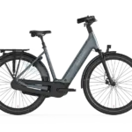 Seitenansicht eines Batavus Finez PT Plus E-Bikes in der Farbe Steel Blue Matt mit integriertem Akku und Gepäckträger.