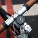 Fahrradlenker mit montiertem Beeline Velo 2 Navigationsgerät. Das Display zeigt eine Pfeil-Navigation und die Distanz von 100 Metern.