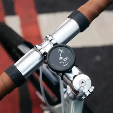 Fahrradlenker mit montiertem Beeline Velo 2 Navigationsgerät. Das Display zeigt eine Pfeil-Navigation und die Distanz von 100 Metern.