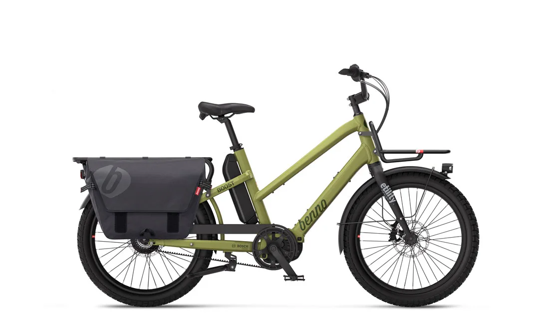 Benno Boost E-Bike mit olivgrünem Rahmen, schwarzem Gepäckträger hinten mit großen Taschen, Bosch-Akku und 24-Zoll-Laufrädern, Seitenansicht.
