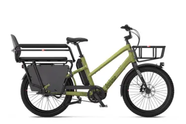 Seitenansicht eines grünen Benno Boost Lastenrads mit Kindersitz auf der Ladefläche, Frontkorb und Bosch E-Bike Motor.