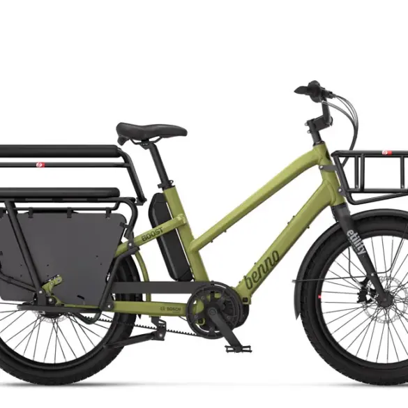 Seitenansicht eines grünen Benno Boost Lastenrads mit Kindersitz auf der Ladefläche, Frontkorb und Bosch E-Bike Motor.