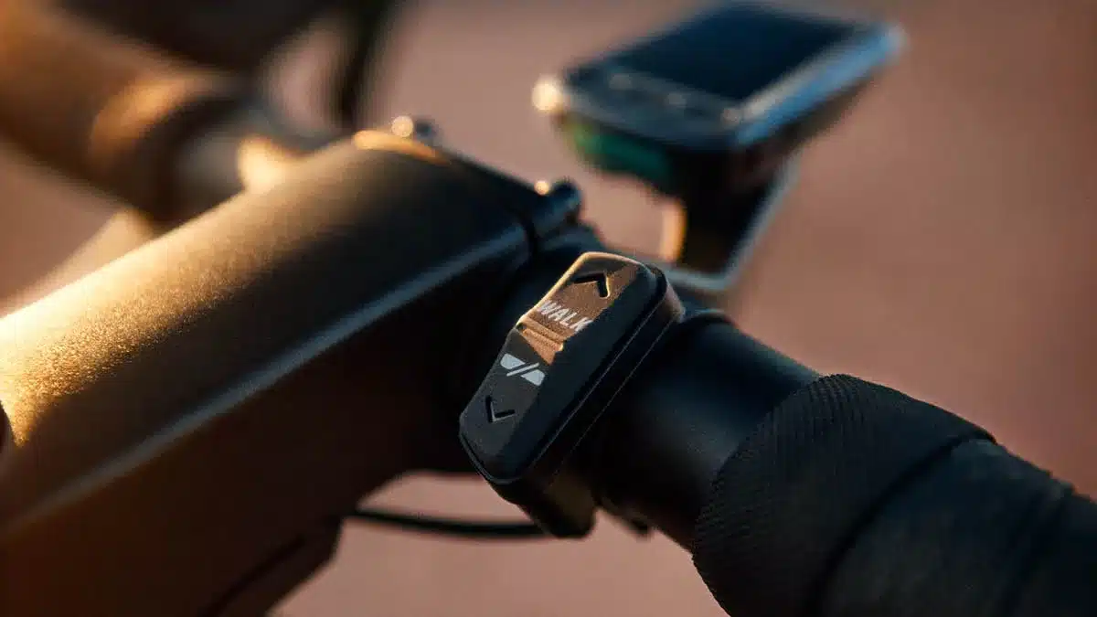 Detaillierte Ansicht des Lenkers eines Bergamont E-Grandurance Elite Fahrrads, mit einem