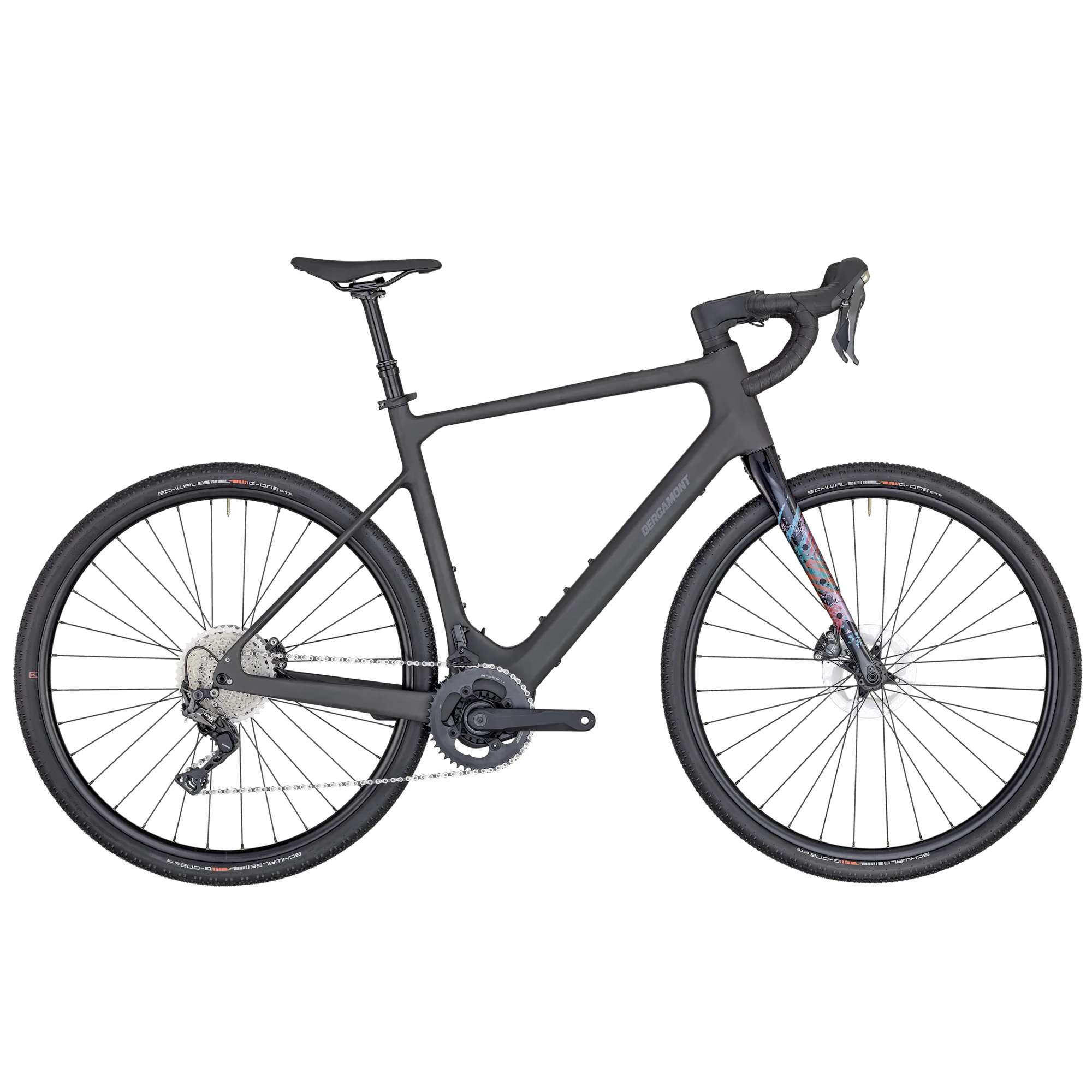 Seitenansicht eines mattschwarzen Bergamont E-Grandurance Elite E-Allroad Fahrrads auf schwarzem Hintergrund.