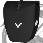 Schwarze, wasserdichte Valkental Bike Bag, befestigt am Gepäckträger eines Fahrrads.