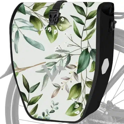 Nahaufnahme einer wasserdichten Gepäckträgertasche mit einem feinen floralen Aquarellmuster in Grün- und Beigetönen.