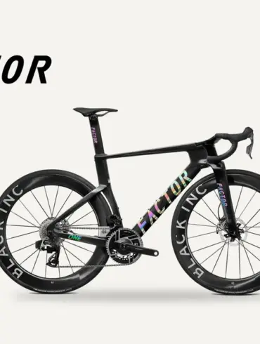 Aero-Rennrad von Factor mit dem Factor-Logo