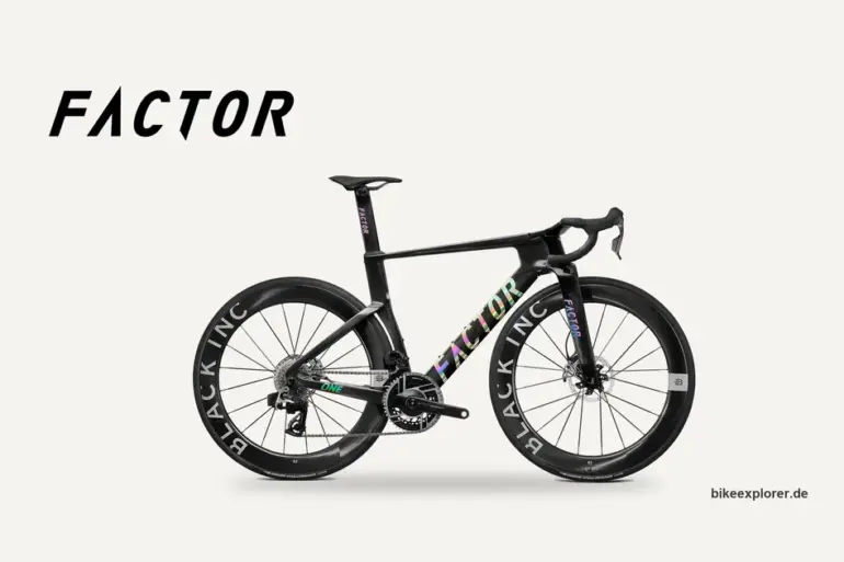 Aero-Rennrad von Factor mit dem Factor-Logo