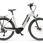 Das Batavus Altura Power Sport E-Bike in matt Foggy Gray wird von der Seite gezeigt. Es verfügt über einen tiefen Einstieg, 28-Zoll-Räder, einen Gepäckträger und ist mit dem Bosch Performance Line Smart System ausgestattet.