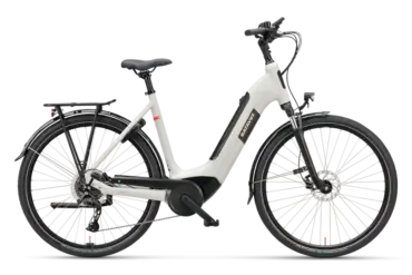 Das Batavus Altura Power Sport E-Bike in matt Foggy Gray wird von der Seite gezeigt. Es verfügt über einen tiefen Einstieg, 28-Zoll-Räder, einen Gepäckträger und ist mit dem Bosch Performance Line Smart System ausgestattet.
