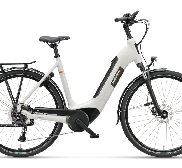 Das Batavus Altura Power Sport E-Bike in matt Foggy Gray wird von der Seite gezeigt. Es verfügt über einen tiefen Einstieg, 28-Zoll-Räder, einen Gepäckträger und ist mit dem Bosch Performance Line Smart System ausgestattet.