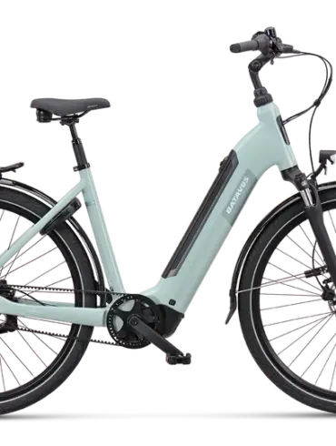 Mintgrünes Batavus Altura PT Pro Exclusive Tiefeinsteiger-E-Bike mit Gepäckträger und Schutzblechen, präsentiert vor schwarzem Hintergrund.