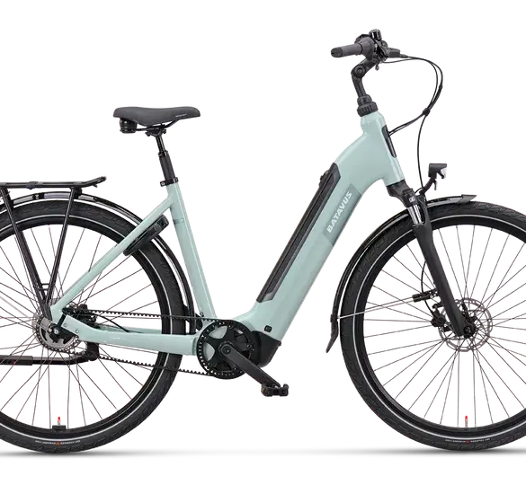 Mintgrünes Batavus Altura PT Pro Exclusive Tiefeinsteiger-E-Bike mit Gepäckträger und Schutzblechen, präsentiert vor schwarzem Hintergrund.