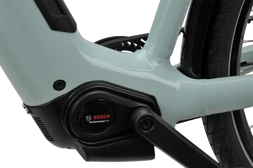 Nahaufnahme des Antriebsstrangs eines Fahrrads, das einen Bosch Performance Line Motor und einen Gates Carbon Drive Riemen zeigt.