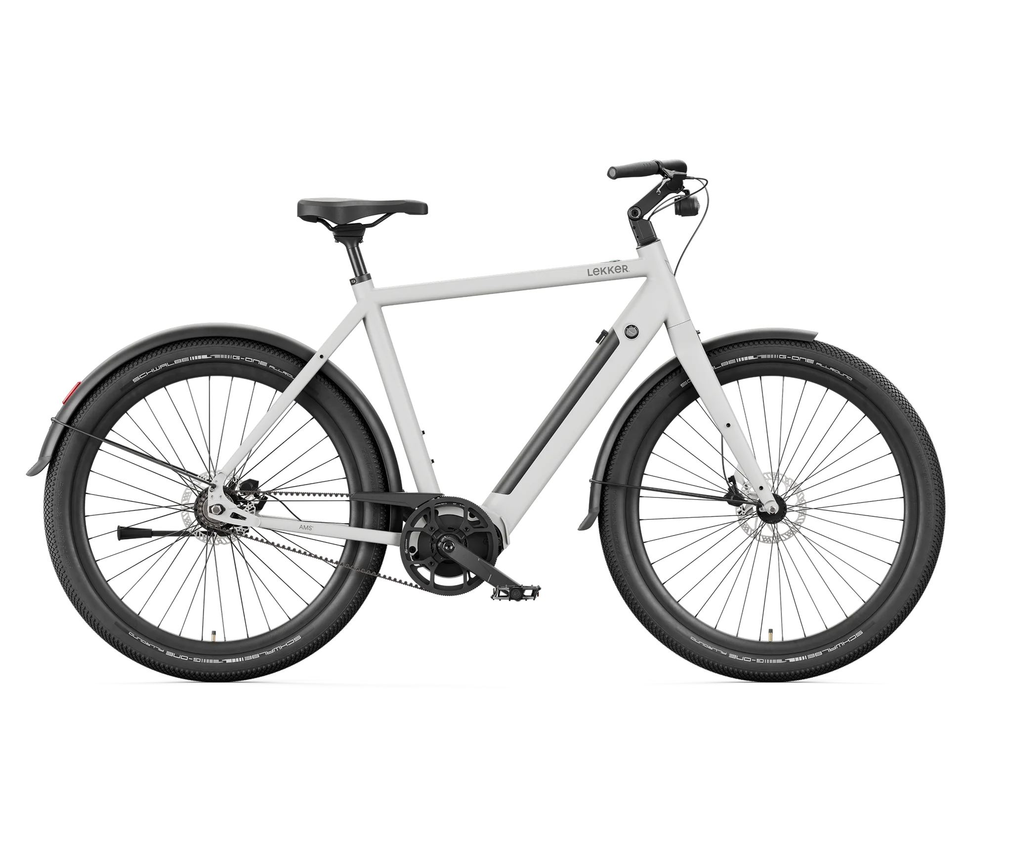 Seitenansicht eines grauen Lekker Amsterdam Urban E-Bikes mit schwarzen Schutzblechen und Reifen.