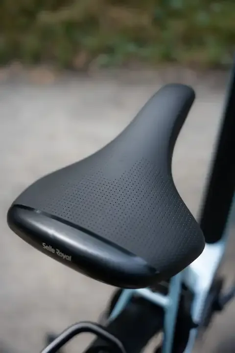 Nahaufnahme eines schwarzen Selle Royal Fahrradsattels mit Perforation, montiert auf einem Fahrrad des Typs Antwerp PX.
