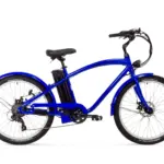 Blaues Varaneo Beachcruiser E-Bike mit auffälligem Retro-Look und komfortabler Sitzgeometrie, ideal für den Stadtverkehr.