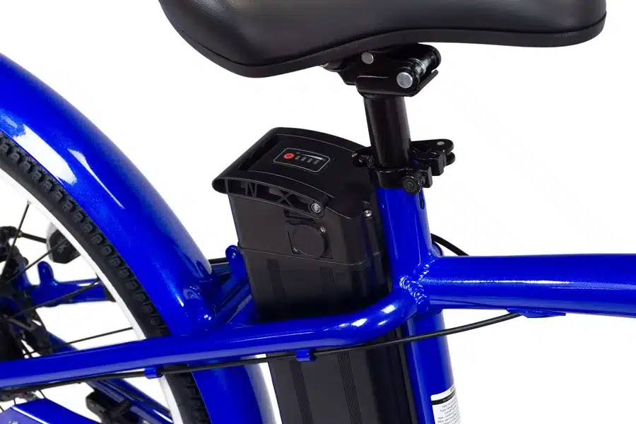 Detailansicht eines blauen E-Bikes mit Fokus auf den abnehmbaren Akku, die Sattelstütze und das Hinterrad.