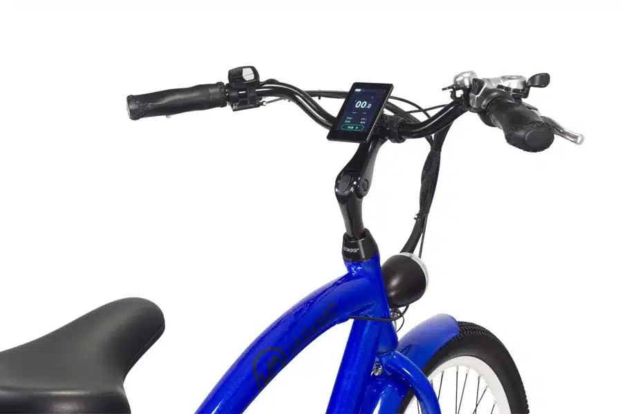 Nahaufnahme des Lenkers mit dem Bigstone C900E LCD-Farbdisplay eines blauen Varaneo Beachcruiser E-Bikes. Am Lenker sind die Bedieneinheit, Handgriffe und Bremshebel zu sehen.