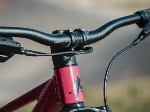 Nahaufnahme des schwarzen Lenkers mit dem BULLS Logo und des pinkfarbenen Rahmens eines BULLS Tokee Disc 24 Kinderfahrrads.