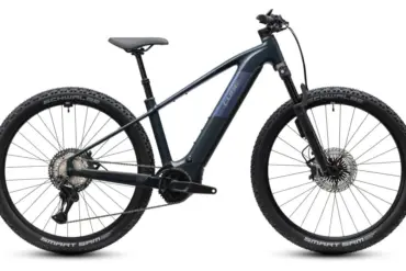 Seitenansicht des Cube Reaction Hybrid SLT 800 2027, einem dunkelblauen Elektrofahrrad mit großen Rädern und breiten Reifen.