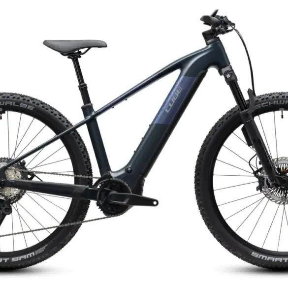 Seitenansicht des Cube Reaction Hybrid SLT 800 2027, einem dunkelblauen Elektrofahrrad mit großen Rädern und breiten Reifen.