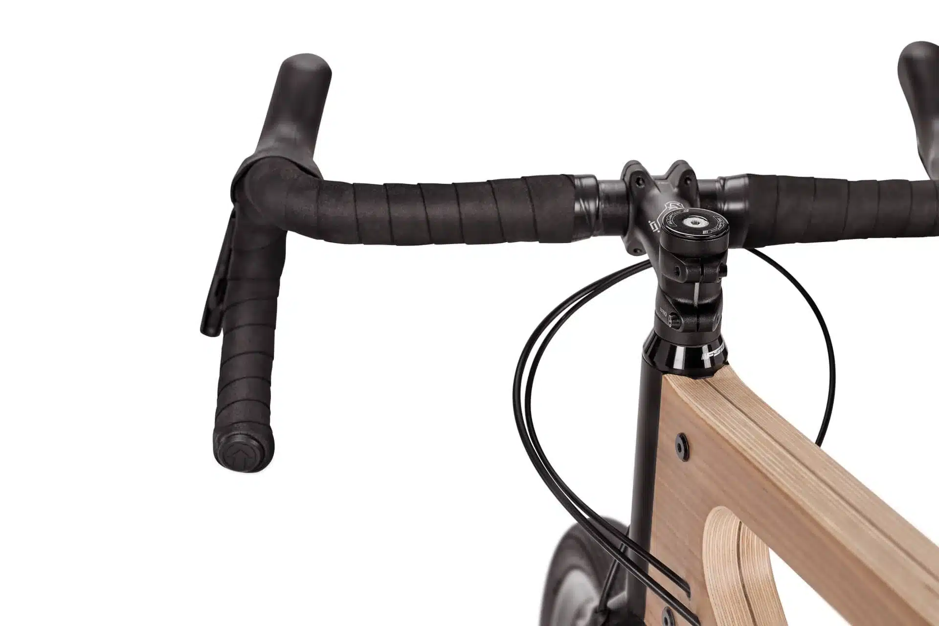 Detailansicht eines Gravelbikes mit Fokus auf den Lenker, Vorbau und den oberen Teil des Holzrahmens.