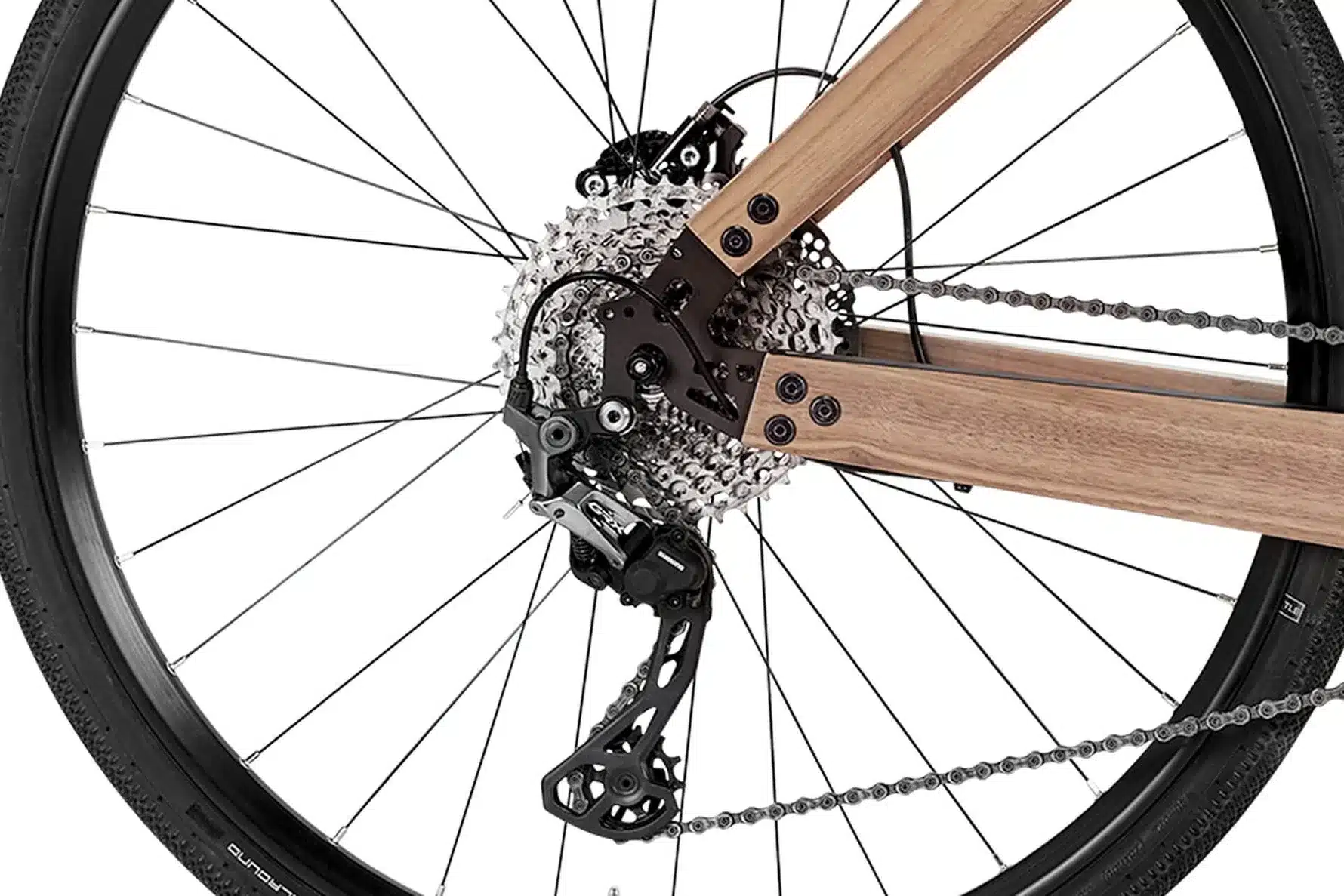 Detailansicht des Hinterrads eines Gravelbikes mit Holzrahmen, Fokus auf Schaltwerk und Kassette