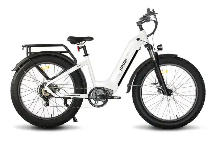 Seitenansicht eines weißen HAOQI Eagle E-Bike All-Terrain mit tiefem Einstieg, breiten Reifen, Gepäckträger und Federgabel.