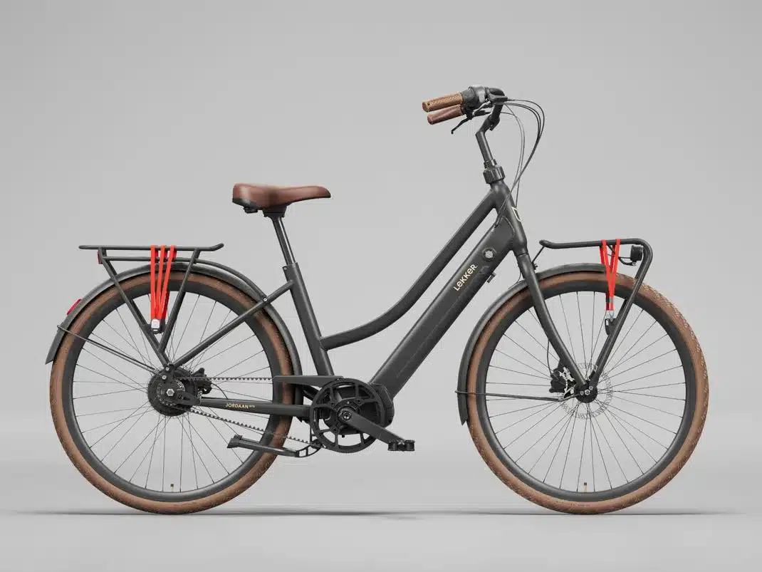 Lekker Jordaan GTS E-Bike in dunkler Farbe mit braunem Sattel und braunen Griffen, ausgestattet mit Gepäckträgern vorne und hinten.