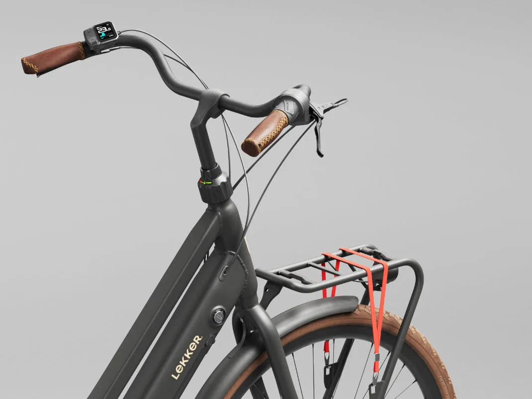 Nahaufnahme des Lenkers, des Displays und des vorderen Rahmens eines grauen Lekker Jordaan GTS E-Bikes mit braunen Griffen.