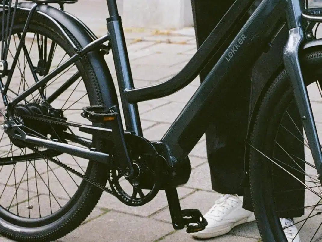 Detailansicht des dunkelgrauen Limited Edition GTS E-Bikes mit Fokus auf den Riemenantrieb und die Enviolo Nabe