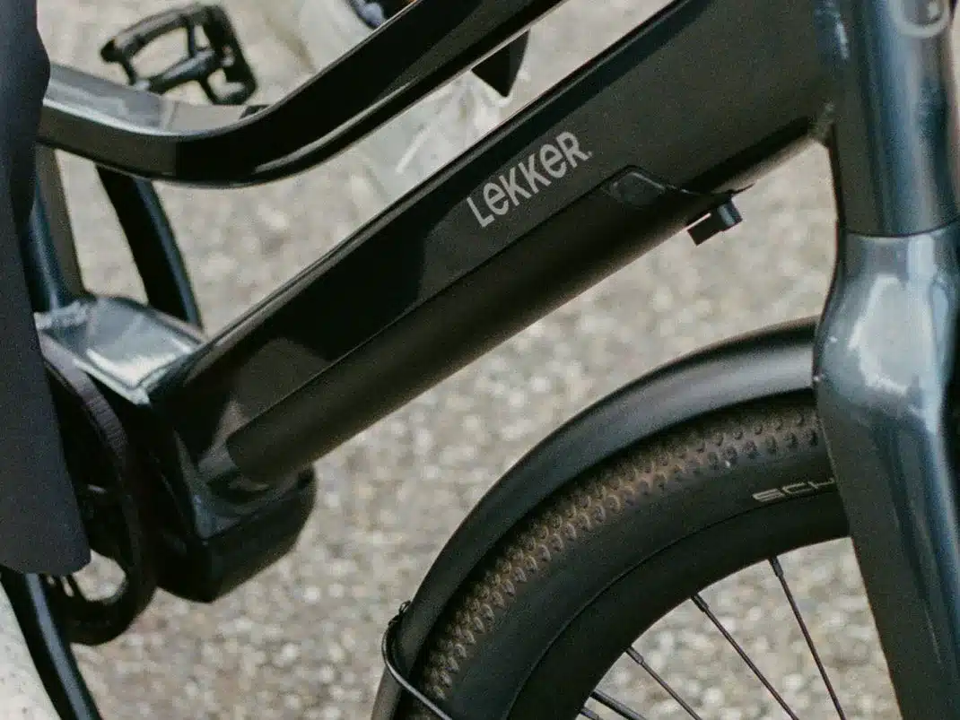 Detailaufnahme eines dunkelgrauen eBikes mit dem Schriftzug