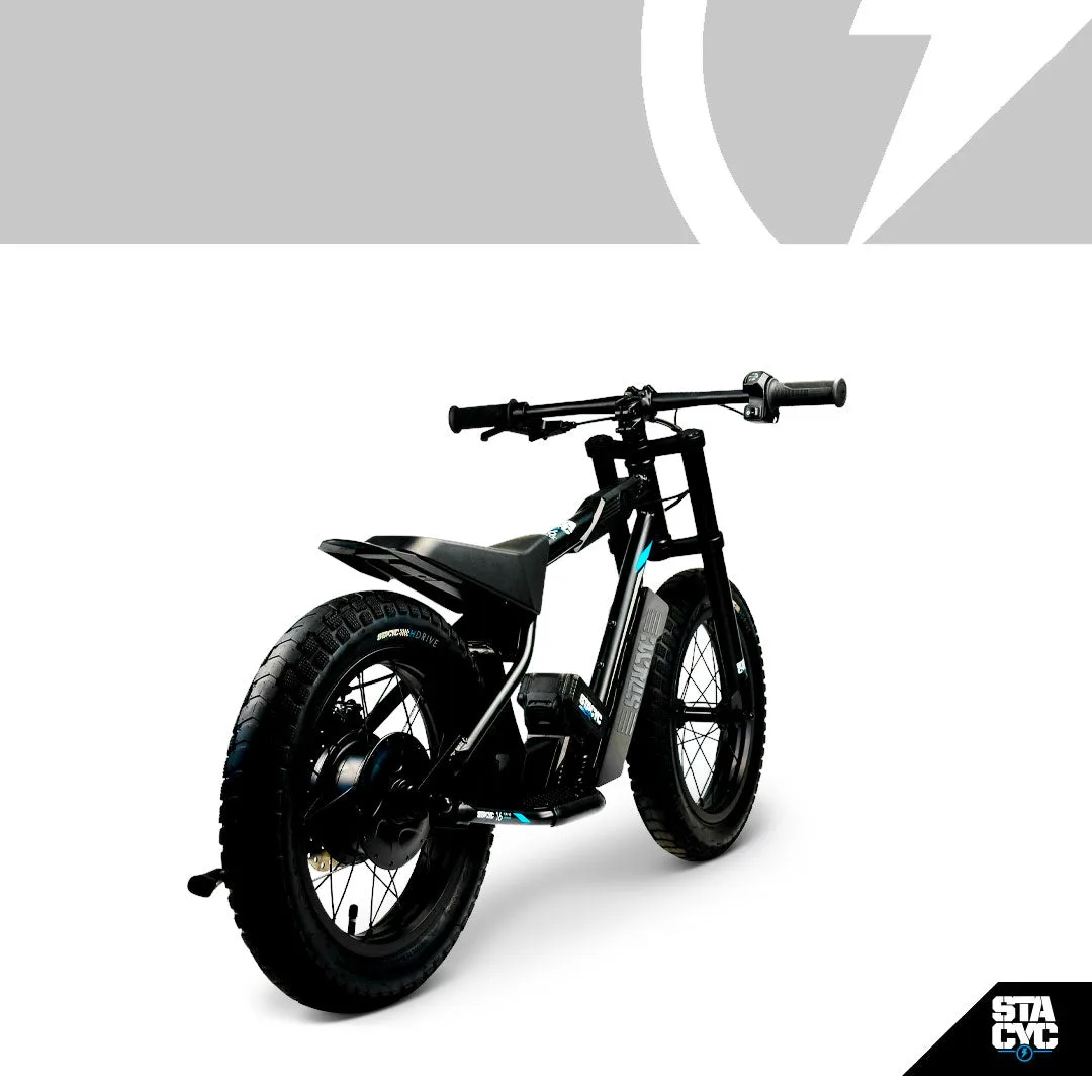 STACYC 16hDRIVE Elektrolaufrad, Rückansicht, mit schwarzem Rahmen, blauen Akzenten und dem STACYC Logo.