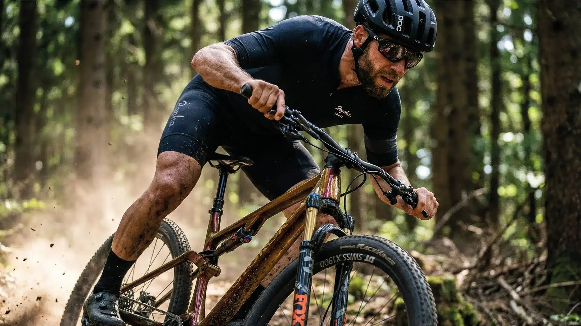 Mann fährt ein Storck Adrenalin Mountainbike durch technischen Trail, Staub aufwirbelnd.