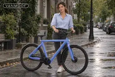 KI-generiertes Bild: Frau mit Urban-E-Bike von VanMoof in einer nassen Kopfsteinpflastergasse
