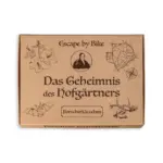 Verpackung des Escape-by-Bike-Produkts 'Das Geheimnis des Hofgärtners' mit illustrierten Motiven von Pflanzen, einer historischen Figur, einer Karte, einem Kompass, einer Fledermaus und Hirschgeweih.
