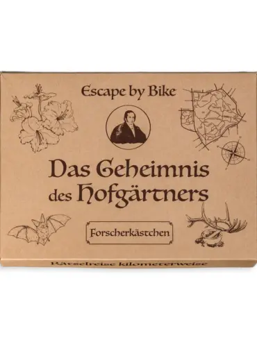 Verpackung des Escape-by-Bike-Produkts 'Das Geheimnis des Hofgärtners' mit illustrierten Motiven von Pflanzen, einer historischen Figur, einer Karte, einem Kompass, einer Fledermaus und Hirschgeweih.