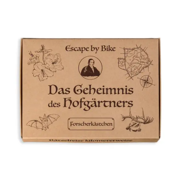 Verpackung des Escape-by-Bike-Produkts 'Das Geheimnis des Hofgärtners' mit illustrierten Motiven von Pflanzen, einer historischen Figur, einer Karte, einem Kompass, einer Fledermaus und Hirschgeweih.