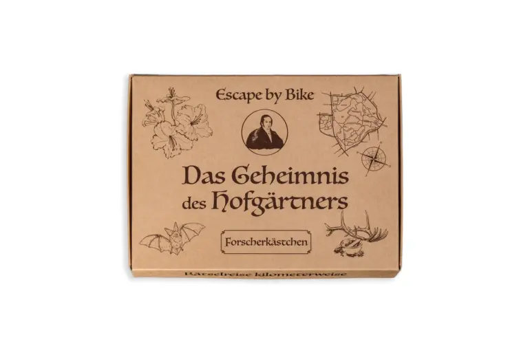 Verpackung des Escape-by-Bike-Produkts 'Das Geheimnis des Hofgärtners' mit illustrierten Motiven von Pflanzen, einer historischen Figur, einer Karte, einem Kompass, einer Fledermaus und Hirschgeweih.