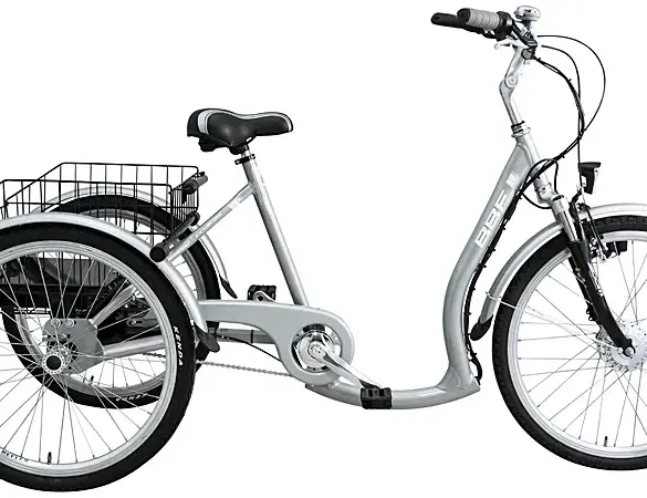 Seitenansicht eines silbernen eSpecialrider 3.0 Dreirads mit einem Korb hinten und einem zusätzlichen Korb vorne, das auf weißem Hintergrund steht.