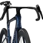 Storck Fascenario.5 30th Rennrad, Detailaufnahme des dunklen, schimmernden Rahmens und des Lenkers mit Shimano Dura-Ace Komponenten.