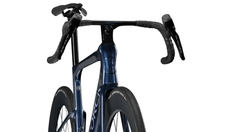 Storck Fascenario.5 30th Rennrad, Detailaufnahme des dunklen, schimmernden Rahmens und des Lenkers mit Shimano Dura-Ace Komponenten.