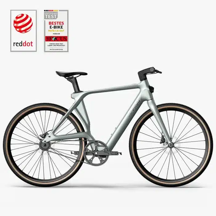 Seitenansicht eines silbernen Fiido Air E-Bikes mit Carbon-Rahmen und Riemenantrieb.