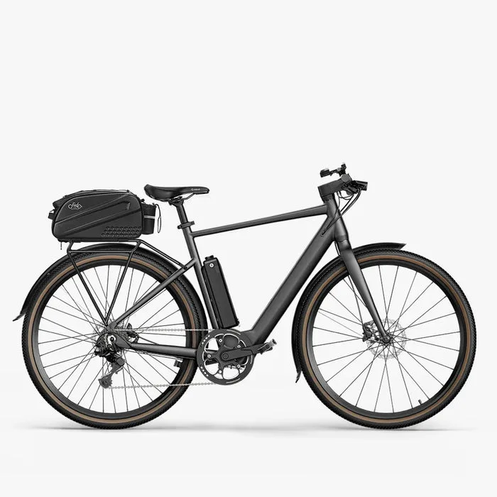 Seitenansicht eines anthrazitfarbenen Fiido C21 E-Bikes mit einer schwarzen Gepäcktasche auf dem Gepäckträger und integriertem Akku.